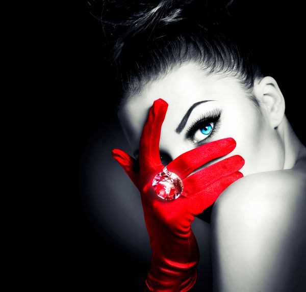 پرتره دخترانه مدل فریبنده زیبایی زن پر رمز و راز و زن مرموز که از دستکش های قرمز زرق و برق استفاده می کند جواهرات جواهر سازی مدل مو و آرایش تعطیلات حلقه الماس بانوی یکپارچهسازی با سیستمعامل با چشم های آبی