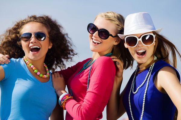 زنان جوان جذاب که از بیرون سرگرم می شوند تعطیلات تابستانی