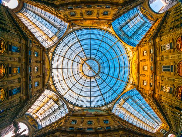 میلان ایتالیا 30 اکتبر سقف شیشه ای گالری خرید Vittorio Emmanuele II در تاریخ 30 اکتبر 2013 در میلان ایتالیا این گالری در سال 1875 ساخته شده یکی از محبوب ترین مناطق خرید در میلان است