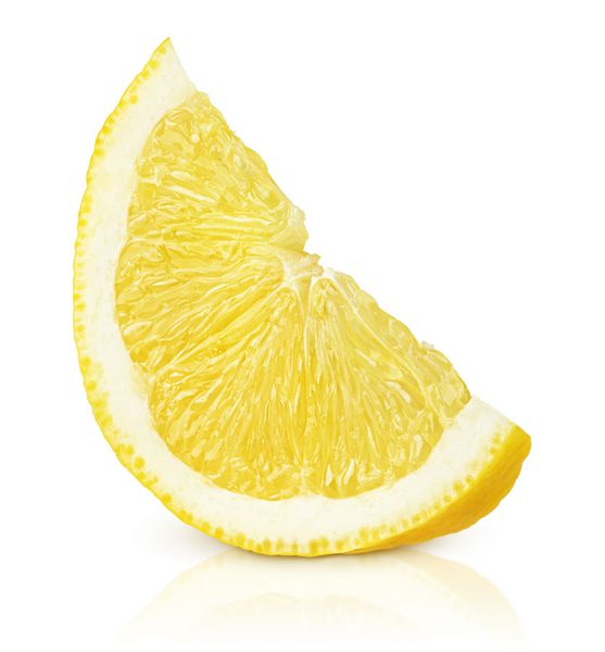 برش میوه لیمو جدا شده در زمینه سفید