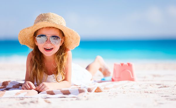 دختر بچه شایان ستایش در ساحل در طول تعطیلات تابستانی