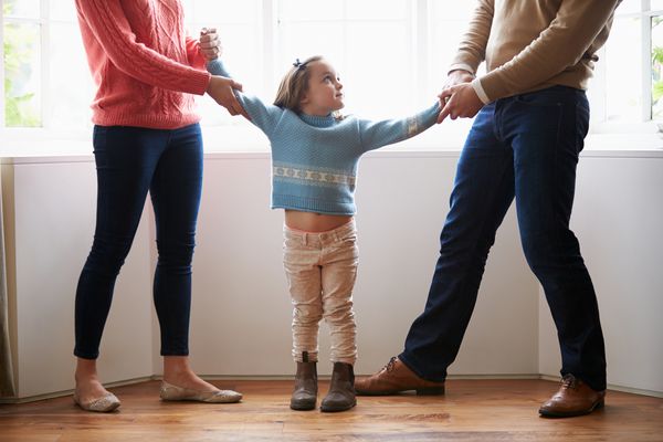 دو والدینی که بر سر مفهوم طلاق در مورد کودک می جنگند