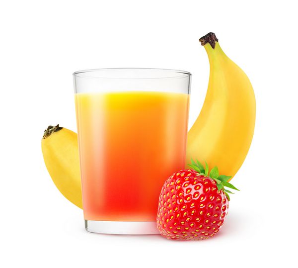 نوشیدنی میوه ای جدا شده شیشه ای با توت فرنگی و موز لرزش جدا شده در زمینه سفید