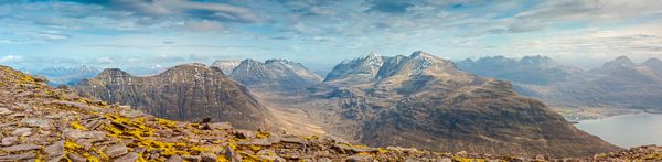 نمای چشمگیر کوههای زیبا و برفی Wester Ross از Beinn Alligin Torridon اسکاتلند