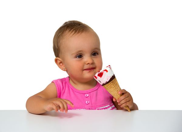 کودک خوردن بستنی جدا شده روی سفید