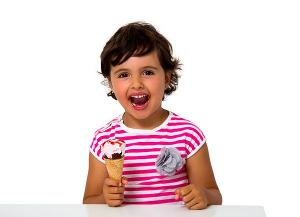 دختر کوچک خوردن بستنی جدا شده روی سفید