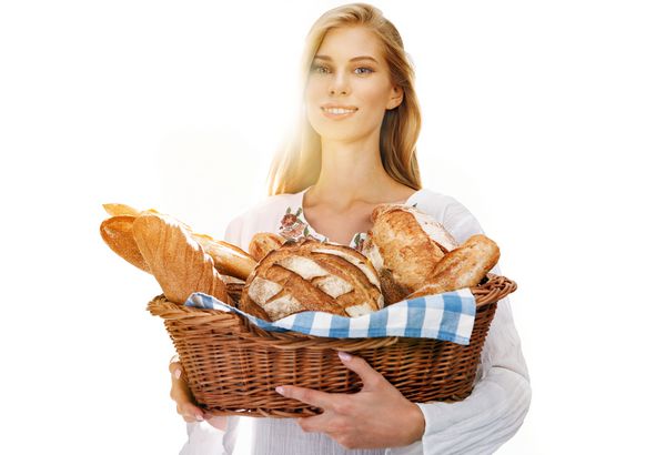 لبخند زن جوان را با نان و رول عکس سبد حصیری که در دستانش جدا شده و روی زمینه سفید جدا شده است