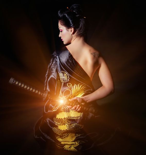 زن با شمشیر ژاپنی کاتانا در دست