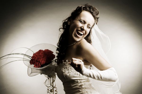 تصویری از عکس عروس شاد با دسته گلهای رز