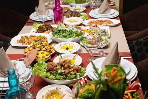 میز با غذاهای مختلف عربی سرو شده است