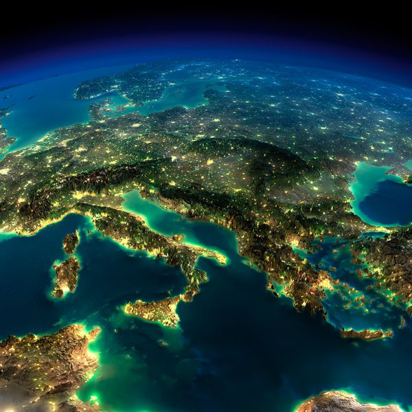 زمین بسیار تفصیلی روشنایی شده توسط مهتاب درخشش شهرها بر روی زمین دقیق و مبالغه آمیز چشم انداز می کند یک قطعه اروپا ایتالیا و یونان عناصر این تصویر که توسط ناسا تهیه شده است