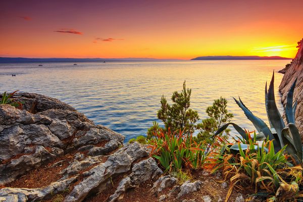 غروب خورشید زیبا در یک دریای مدیترانه ریگا کرواتی در نزدیکی Makarska