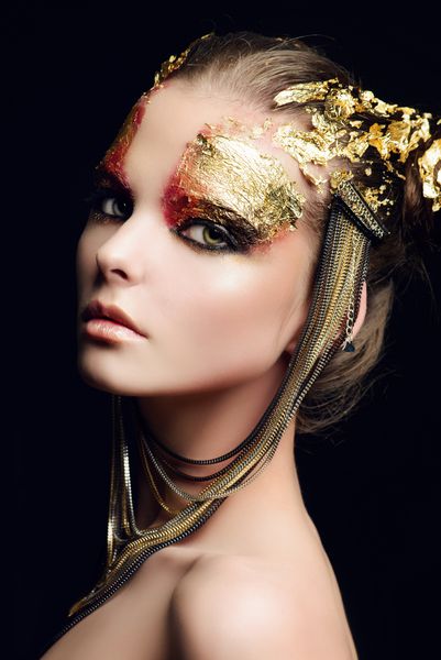 پروژه هنری زن زیبایی با آرایش طلایی جواهرات آرایش روش