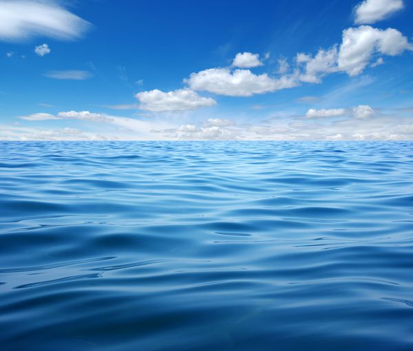 سطح آب دریای آبی روی آسمان