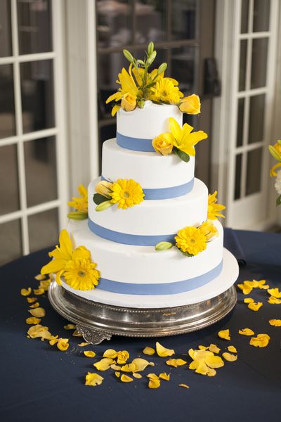 چهار کیک عروسی با نوارهای آبی و گلهای زرد