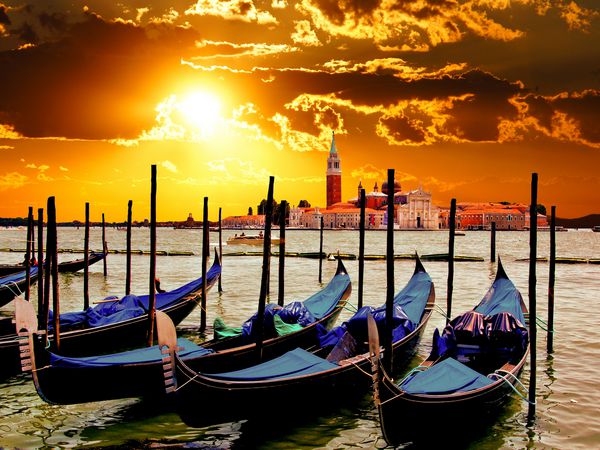طلوع آفتاب پر جنب و جوش بر تالاب ونیز ایتالیا با گوندلا