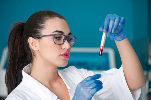 پزشک زن در تشخیص آزمایش خون