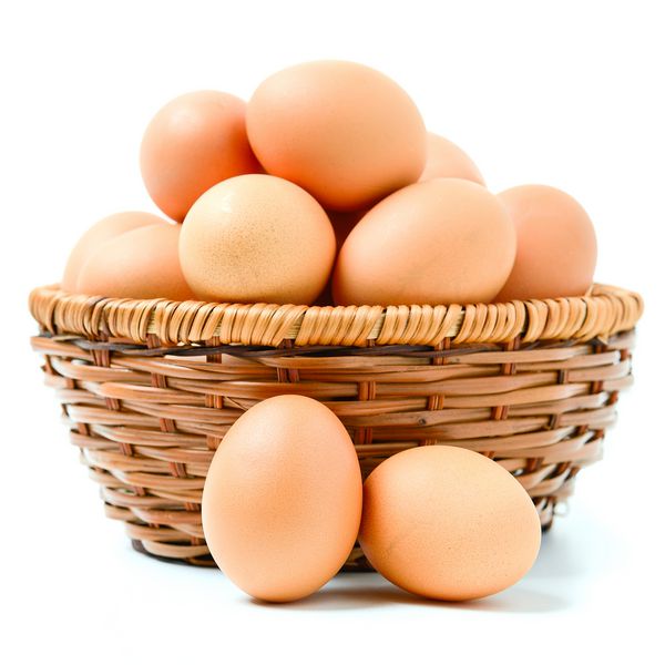 تخم مرغ های موجود در سبد جدا شده در پس زمینه سفید
