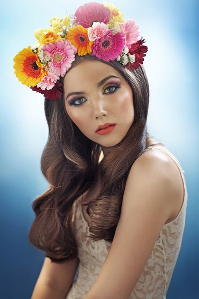 پرتره یک زن زیبا با گل در موهایش