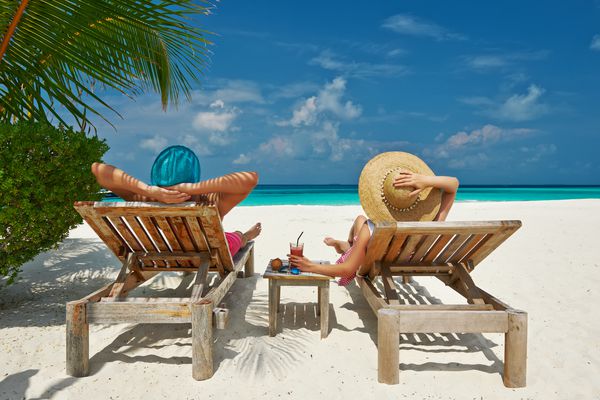 زن و شوهر در ساحل گرمسیری در مالدیو