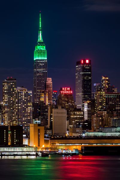 WEEHAWKEN NJ ایالات متحده آمریکا 16 مارس 2014 ساختمان امپایر استیت شبانه بالای آسمان خراش نمادین به افتخار روز سنت پاتریک amp x27؛ s به رنگ سبز روشن است
