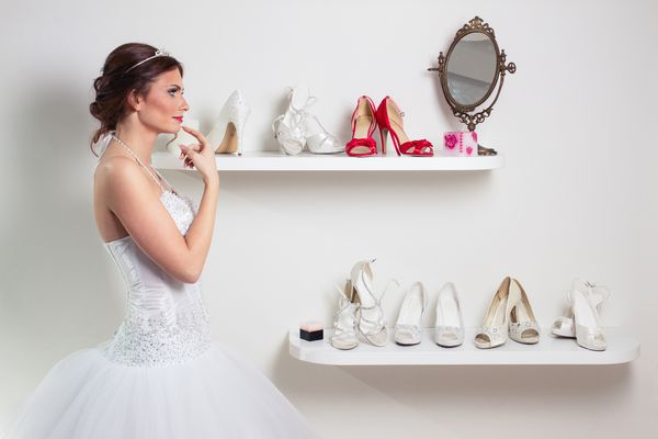 عروس زیبا کفش انتخاب می کند