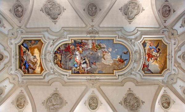VENICE ایتالیا 11 مارس 2014 نقاشی دیواری سقفی از کلیسای سانتا ماریا دل Rosario Chiesa dei Gesuati توسط Giovanni Battista Tiepolo از 18 Cent سنت دومینیک با تسبیح و مدونا