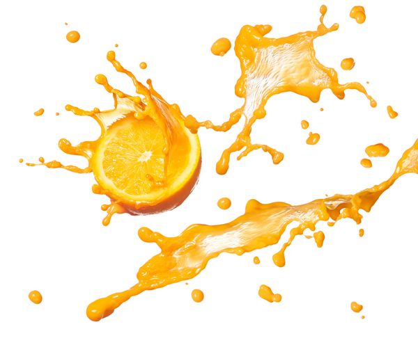 آب پرتقال پاشیده شده با میوه آن جدا شده روی سفید