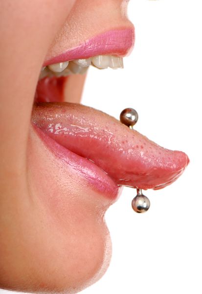 زن برای نشان دادن سوراخ کردن زبان خود را می چسباند
