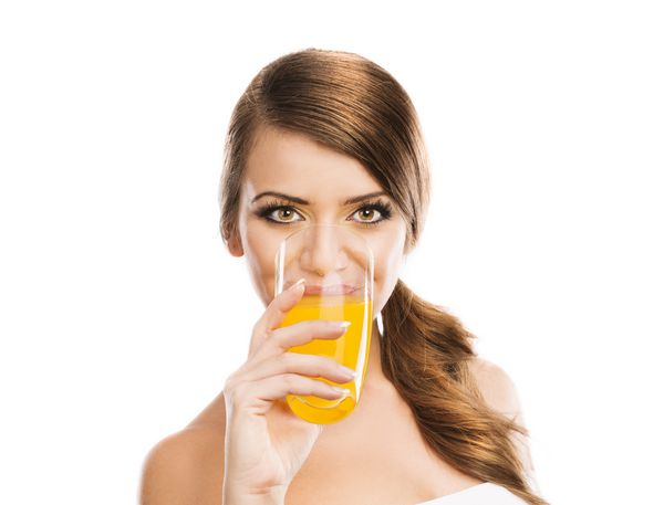 زن زیبا با یک لیوان آب پرتقال جدا شده روی سفید