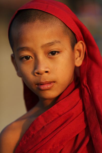 MANDALAY MYANMAR 21 دسامبر 2013 یک تازه کار ناشناس بودایی برمه در 21 دسامبر 2013 در ماندالای میانمار در سال 2012 درگیری مداوم بین بودایی ها و مسلمانان میانمار آغاز شد