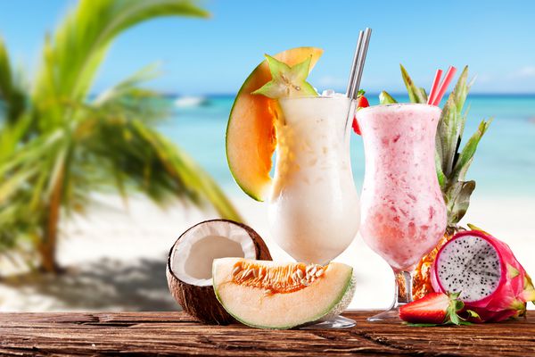 نوشیدنی های تازه تابستانی با میوه های عجیب و غریب ساحل تاری در پس زمینه