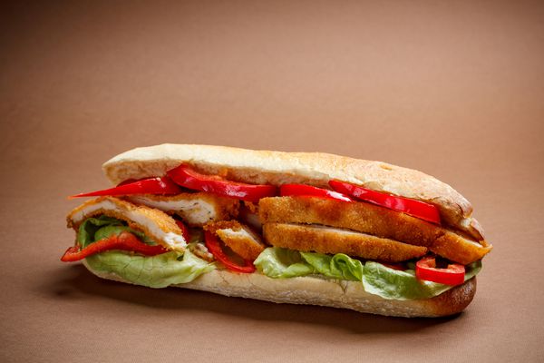 ساندویچ شنیتل مرغ با پاپریکا و کاهو