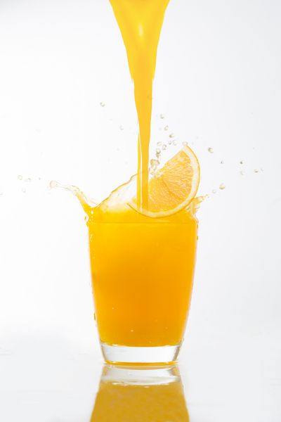 اسپلش آب پرتقال برای صبحانه برای صبحانه آماده می شود