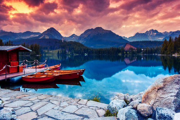 دریاچه کوهستانی صلح آمیز در پارک ملی تاترا بالا آسمان پوشیده از دراماتیک Strbske pleso اسلواکی اروپا دنیای زیبایی
