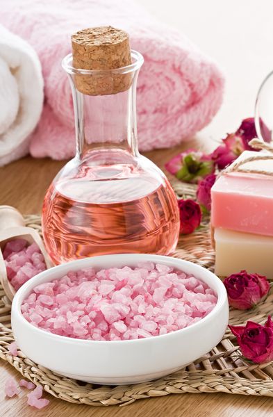 درمان SPA با نمک دریا روغن معطر گلاب و صابون تنظیم شده است