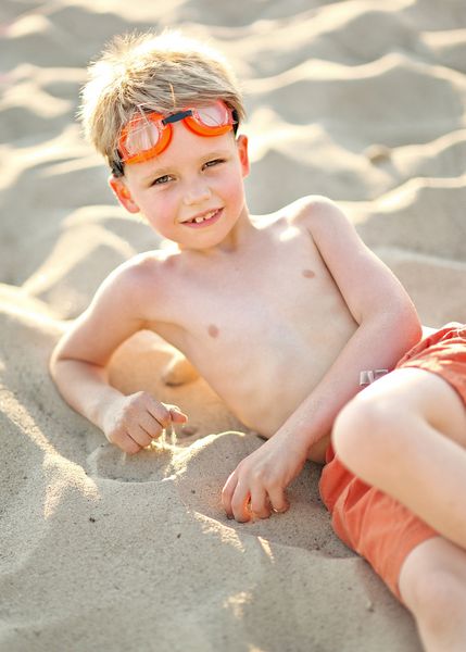 پرتره پسری در تابستان در ساحل
