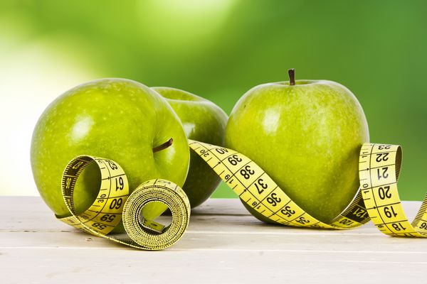 سیب سبز با اندازه گیری نوار مفهوم رژیم غذایی سالم