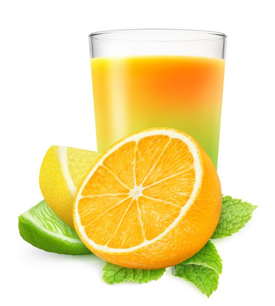 نوشیدنی جدا شده لیوان آب مرکبات با برش های پرتقال لیمو و آهک جدا شده در زمینه سفید