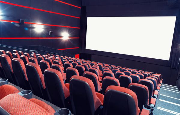 سالن سینما خالی با صفحه و صندلی