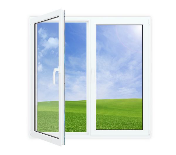 پنجره باز با نمای زیبا از آسمان آبی و چمن سبز جدا شده بر روی سفید