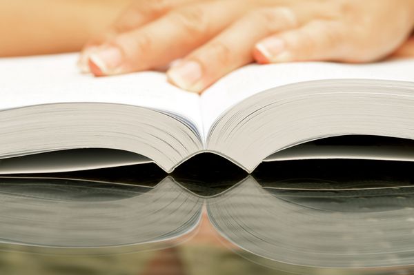 تصویر نزدیک دست زنان که دارای کتاب باز هستند
