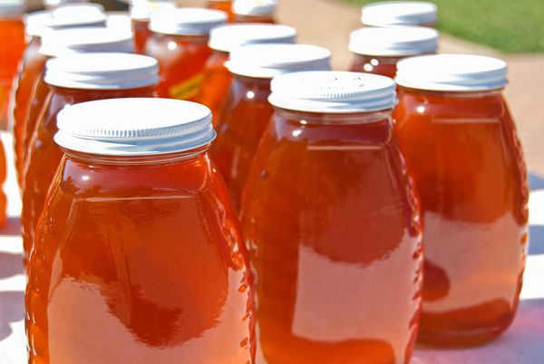 ردیف های عسل در شیشه های شیشه ای در بازار کشاورز amp x27؛ s