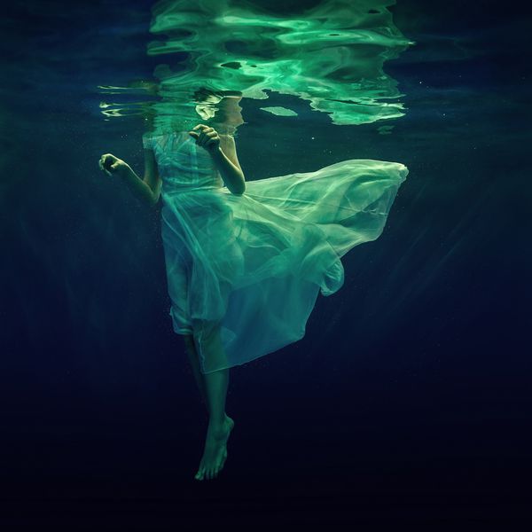 دختر با لباس زیبا زیر آب