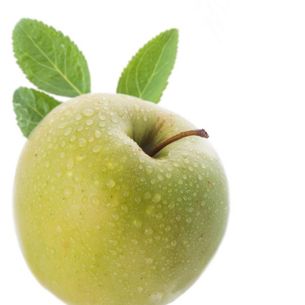 سیب های سبز آبدار با قطره آب تمرکز انتخابی