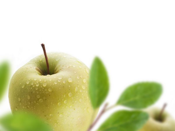 سیب های سبز آبدار با قطره آب تمرکز انتخابی