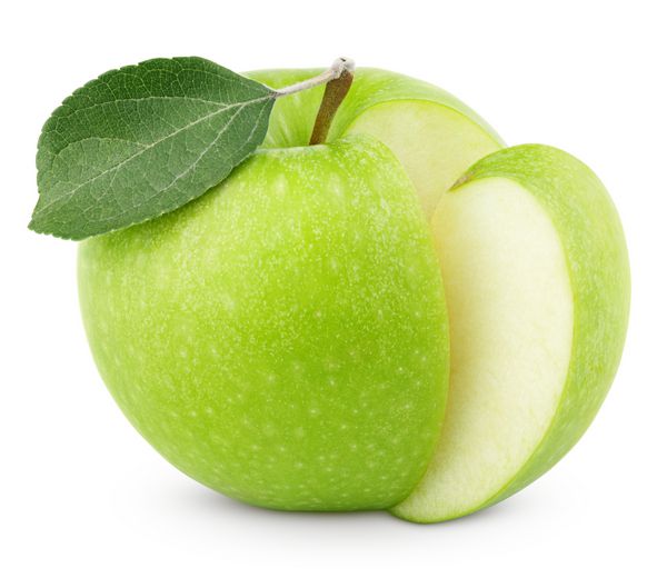 رسیده سیب سبز با برگ و برش جدا شده در زمینه سفید