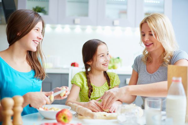 پرتره دختران به مادرشان برای تهیه شیرینی کمک می کند