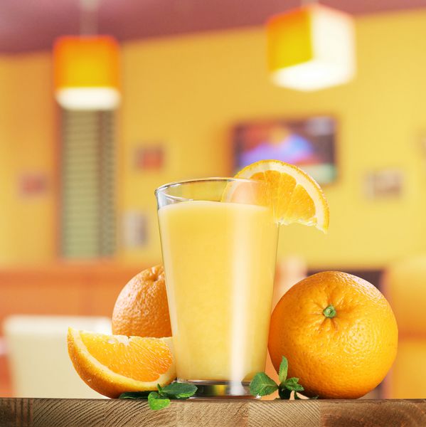 میوه های پرتقال و لیوان آب پرتقال روی