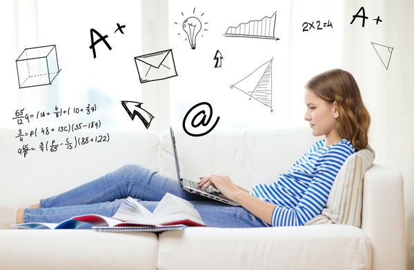 خانه آموزش فن آوری و اینترنت مفهوم دختر نوجوان شلوغی که بر روی نیمکت با کامپیوتر لپ تاپ کتاب و نوت بوک در خانه درازکشیده است